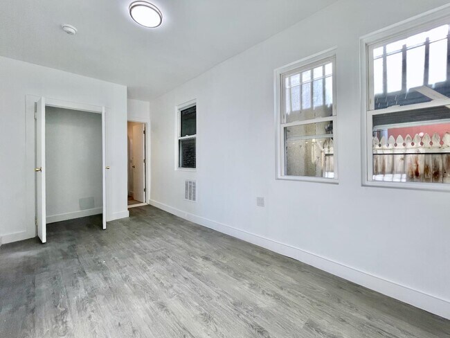 Building Photo - 389 Monmouth St