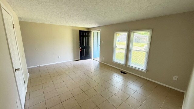 Building Photo - WEST SIDE 3 BEDROOM RANCH AVAILABLE NOW!