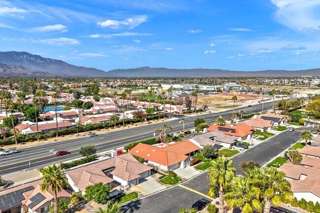 Building Photo - 43911 La Carmela Dr