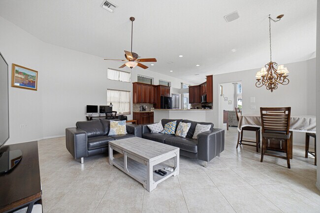 Building Photo - 10599 St Thomas Dr