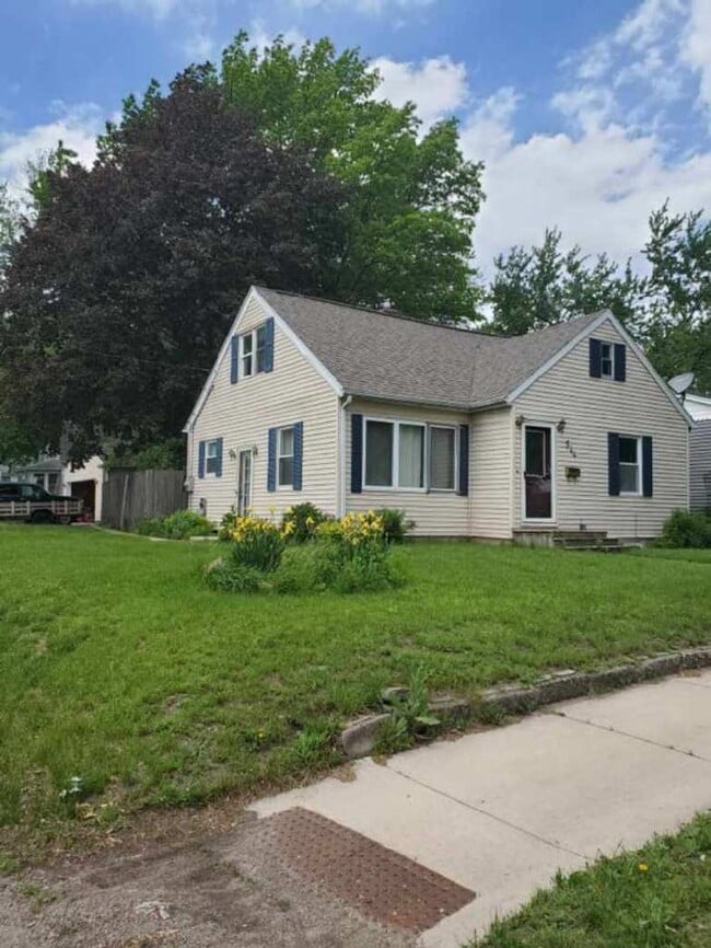 Primary Photo - FOR RENT Spacious 4 Bed / 1 Bath Home on C...