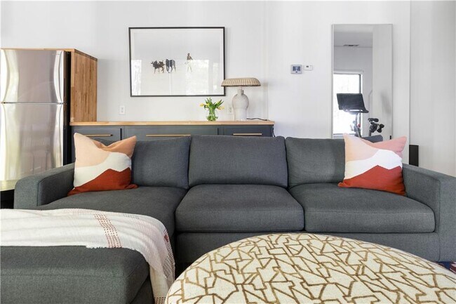 Building Photo - 515 Claire Dr NE