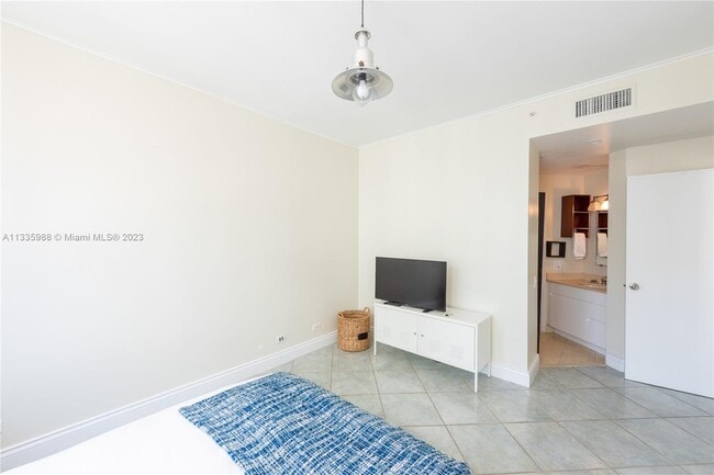 Building Photo - 888 Brickell Key Dr