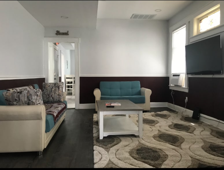 Building Photo - 142 Mapes Ave