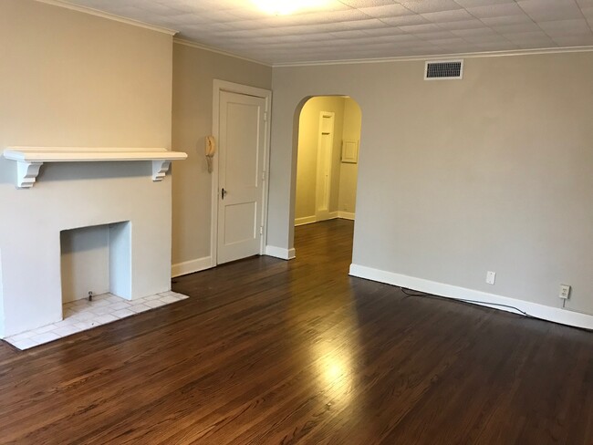 Building Photo - 1604 E 13th St