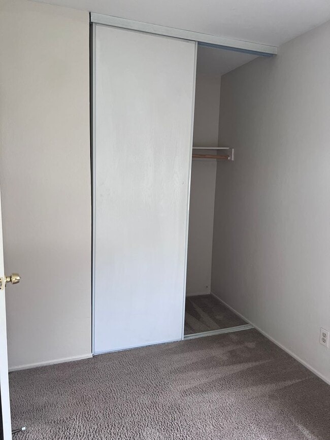 Building Photo - Large 3BR/2BA Townhouse, 2 Car Garage, Was...