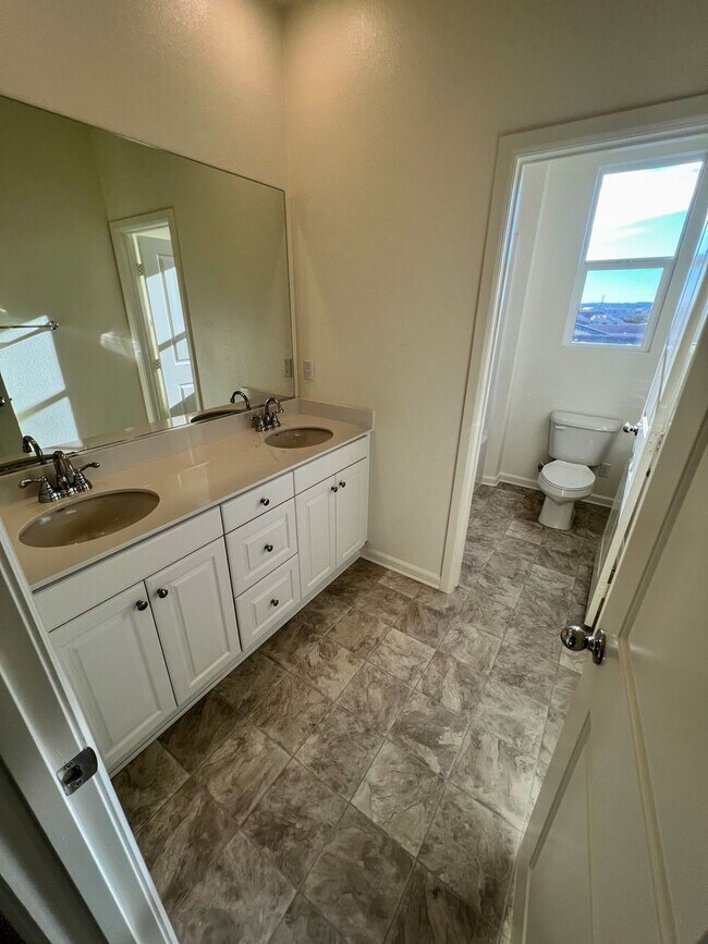 Building Photo - 5 Bedroom home with FULL MOTHER IN LAW SUI...