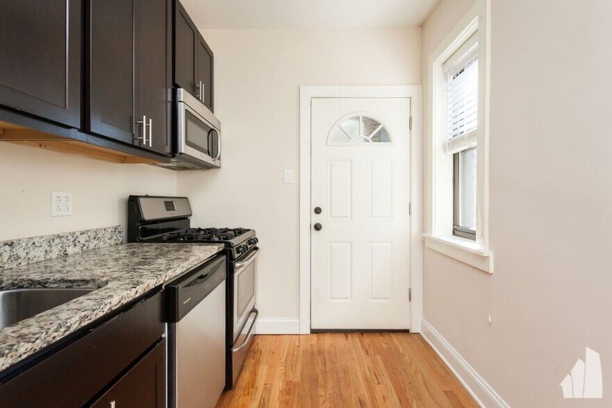 Building Photo - 4034 N Ashland Ave