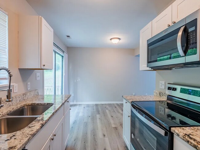Building Photo - 600-635 Hilltop Dr