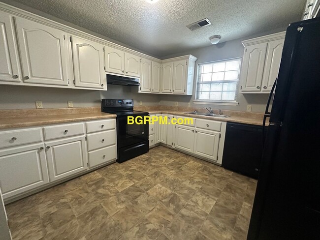 Building Photo - 2 BD, 2 1/2 BA, Townhome in Jacksonville.