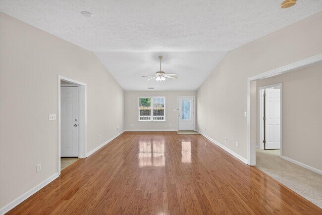 Building Photo - Lovely Patio Home with Sunroom!