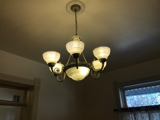 Building Photo - 214 N Canyon Rd