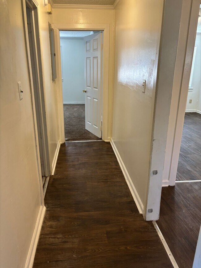 Building Photo - 2 Bedroom Duplex For Lease