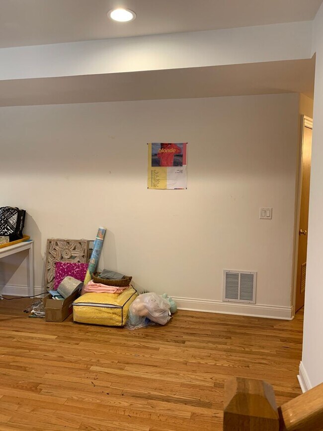 Building Photo - Very Spacious 5 BR/3 BA Duplex in Lincoln ...