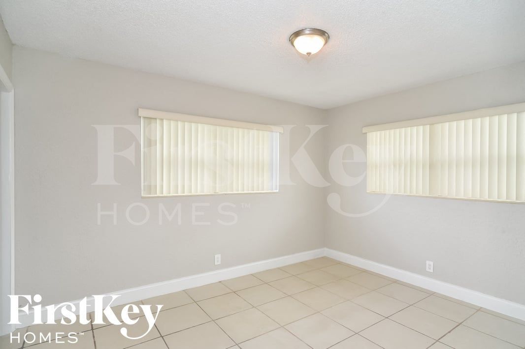 Building Photo - 559 W Campus Cir