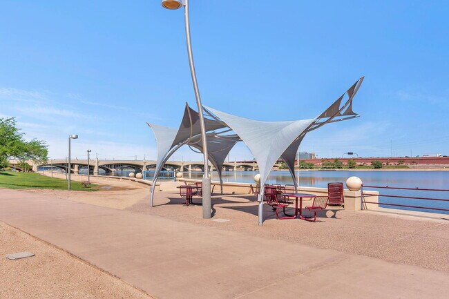 Building Photo - Ground-Floor 1-Bed Condo with Access to Co...