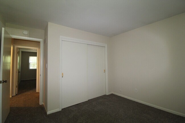 Building Photo - 2 Bedroom 1 Bath Duplex in the Westport Area
