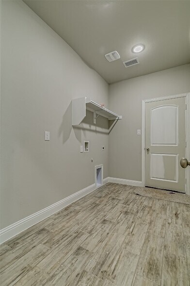 Building Photo - 327 Sweetspire Dr