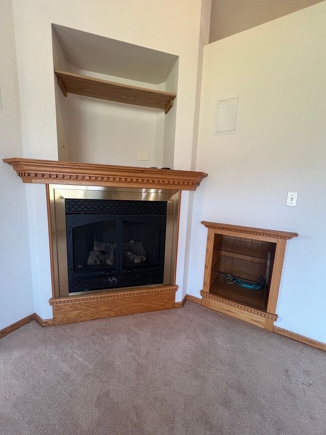 Building Photo - AVAILABLE NOW - 4 Bed, 3.5 Bath Home in He...