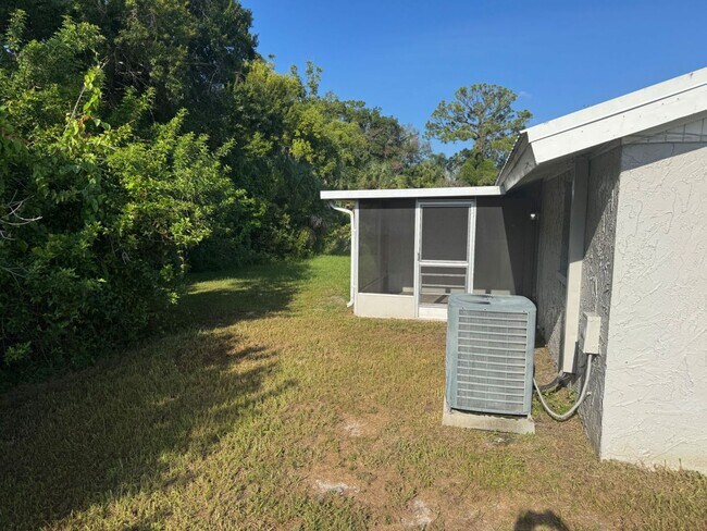 Building Photo - 5838 Siesta Ln