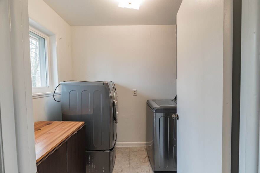 Building Photo - 1737 E 5th St