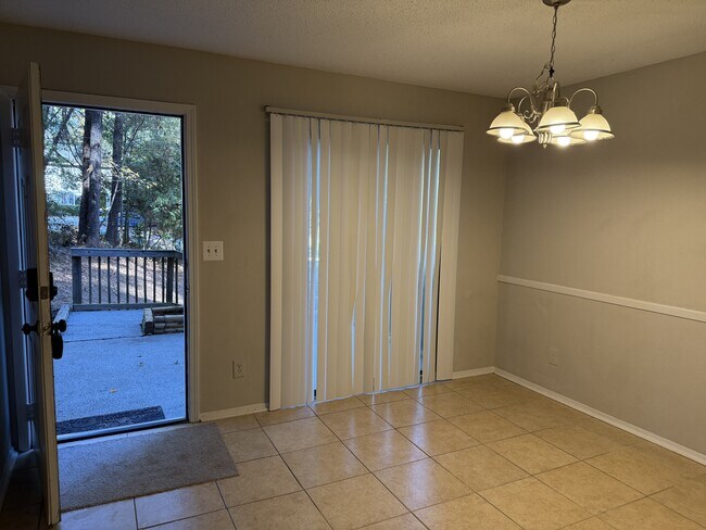 Building Photo - 6473 Klinect Ct