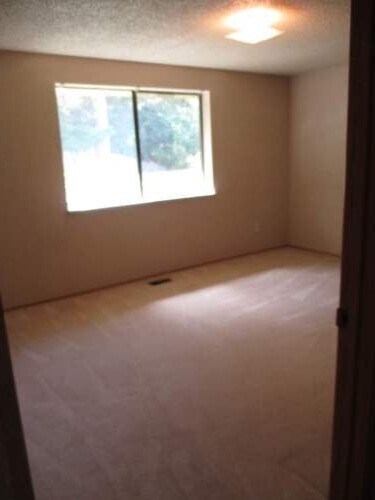 Building Photo - 2 Bedroom 1 Bathroom Rambler walking dista...