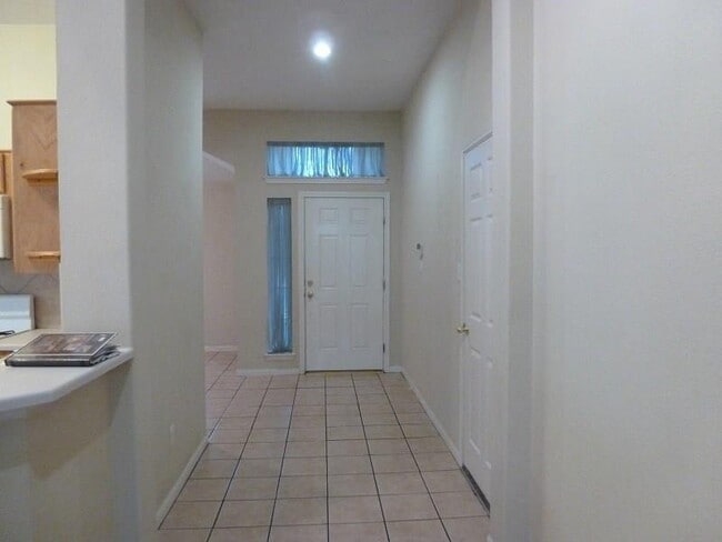 Building Photo - 652 Columbine Ave