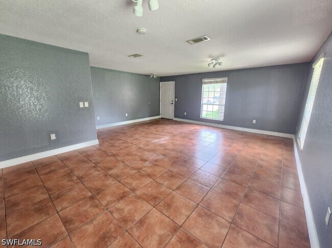 Building Photo - 416 Banyon Tree Cir