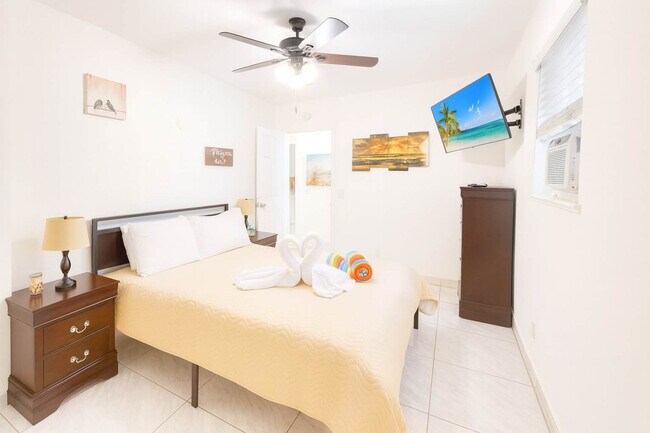 Building Photo - 324 Van Buren St