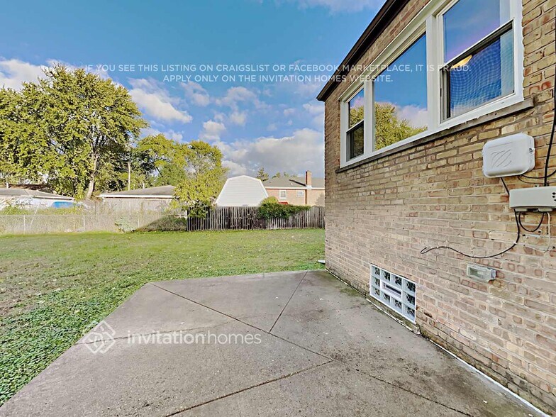Building Photo - 6218 W 92nd St