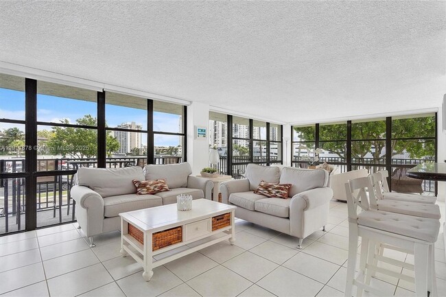 Building Photo - 1000 Parkview Dr