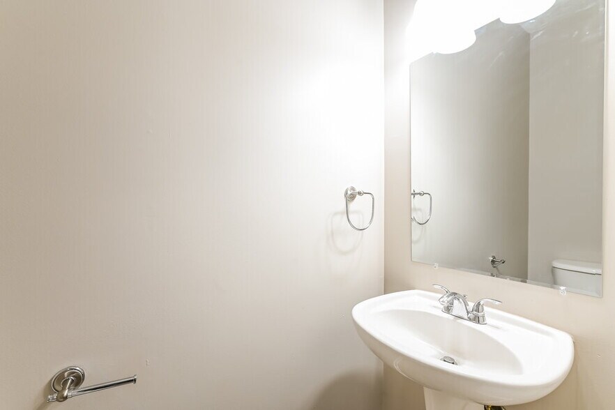 Building Photo - 770 Brookside Parc Ln