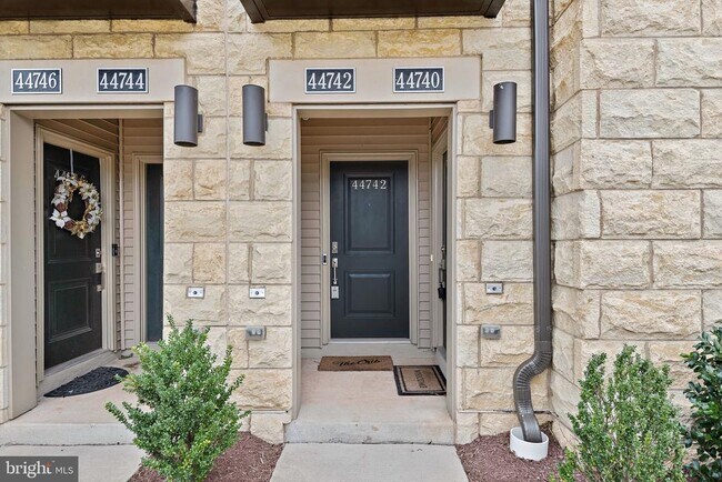 Building Photo - 44742 Tiverton Sq