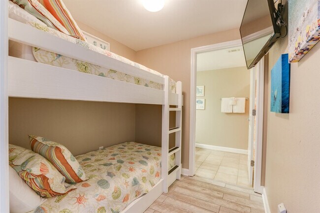 Building Photo - 9900 S Thomas Dr