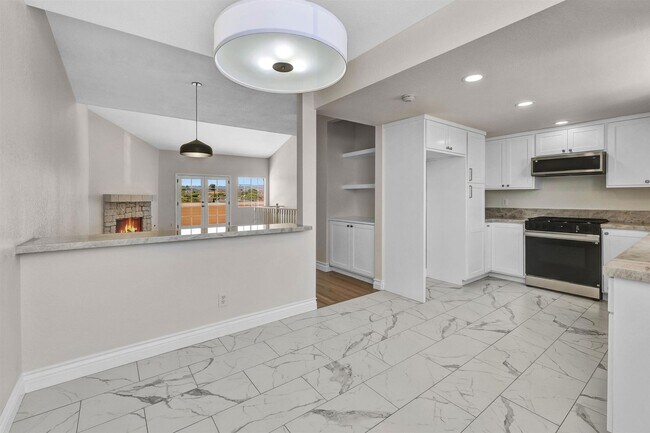 Building Photo - Stunning Remodeled Townhome in Prime Locat...