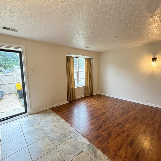 Building Photo - 594 Cascade Way