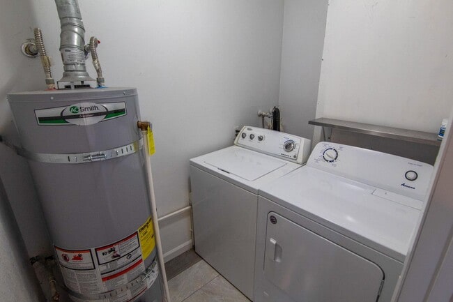 Building Photo - South Redding Duplex with Many Perks!