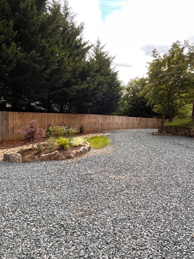 Lovely Gardens - 110 Owens Creek Rd