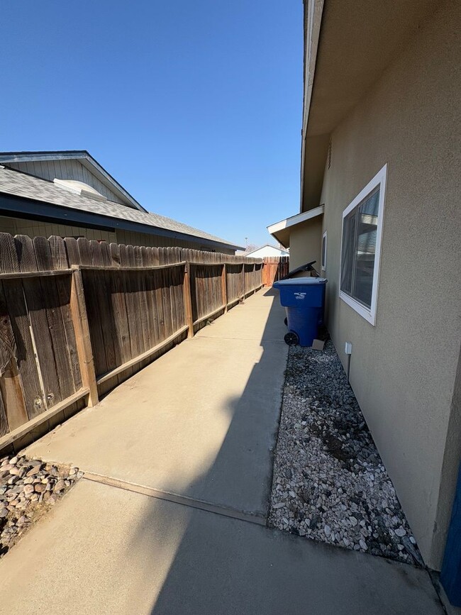 Building Photo - Lemoore Home Available Now!