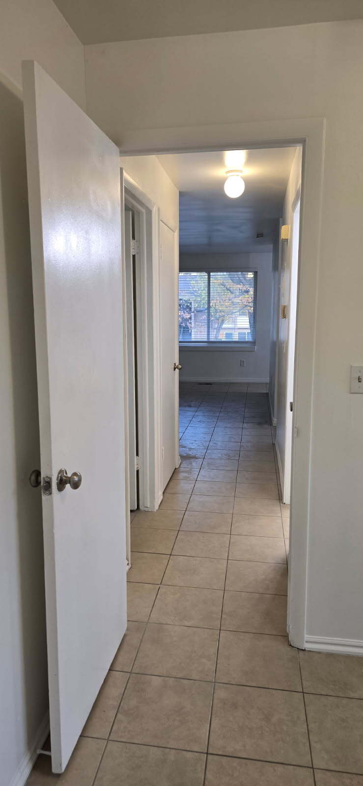 Building Photo - 2530 S Parkcrest Dr