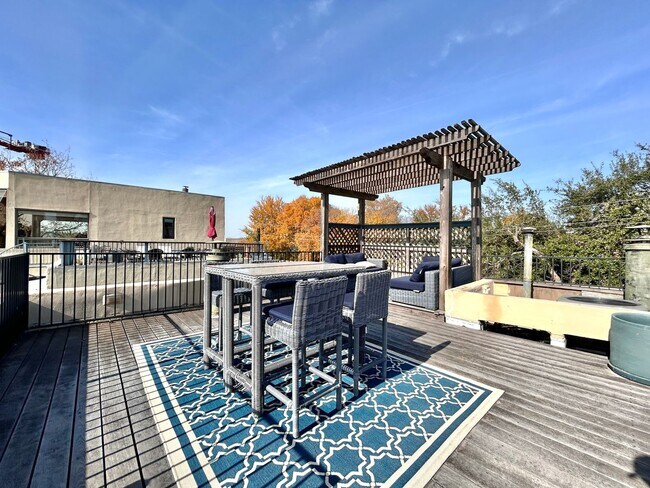 Building Photo - Luxury 1 Bed, 1.5 Bath Loft with Spectacular Downtown City Views