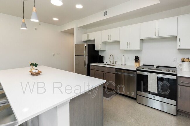 Building Photo - 315 5th St