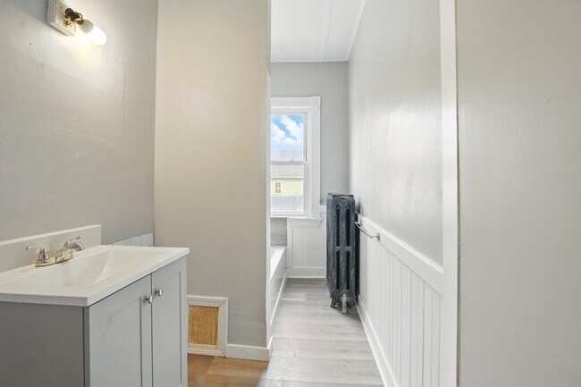 Building Photo - 310 Turner St