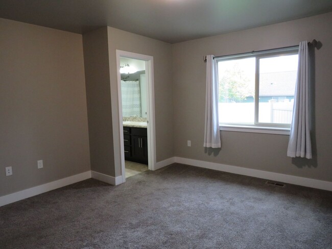 Building Photo - 4 Bedroom Townhome in River Pointe Subdivison