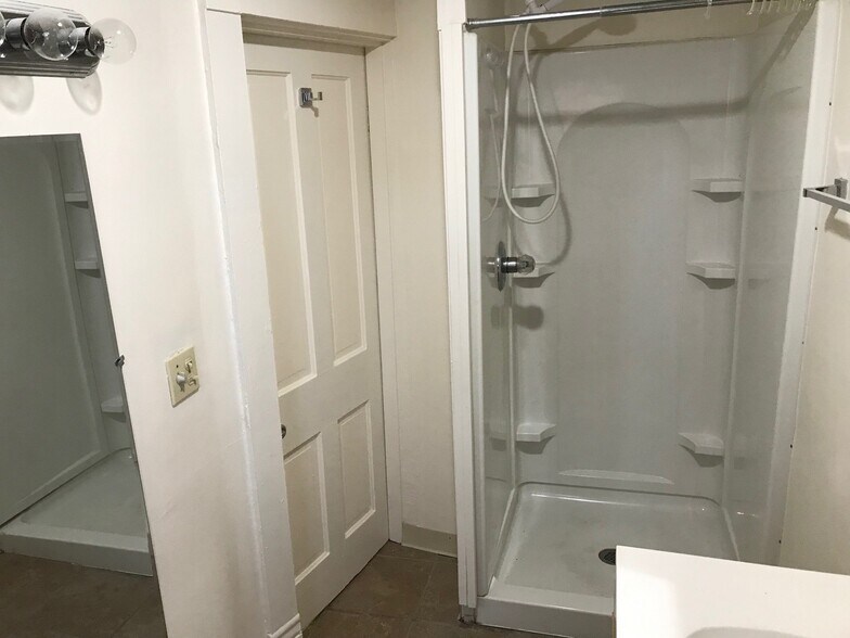 Building Photo - 616 John Marshall Dr