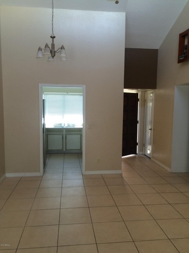 Building Photo - 304 E Bluebell Ln