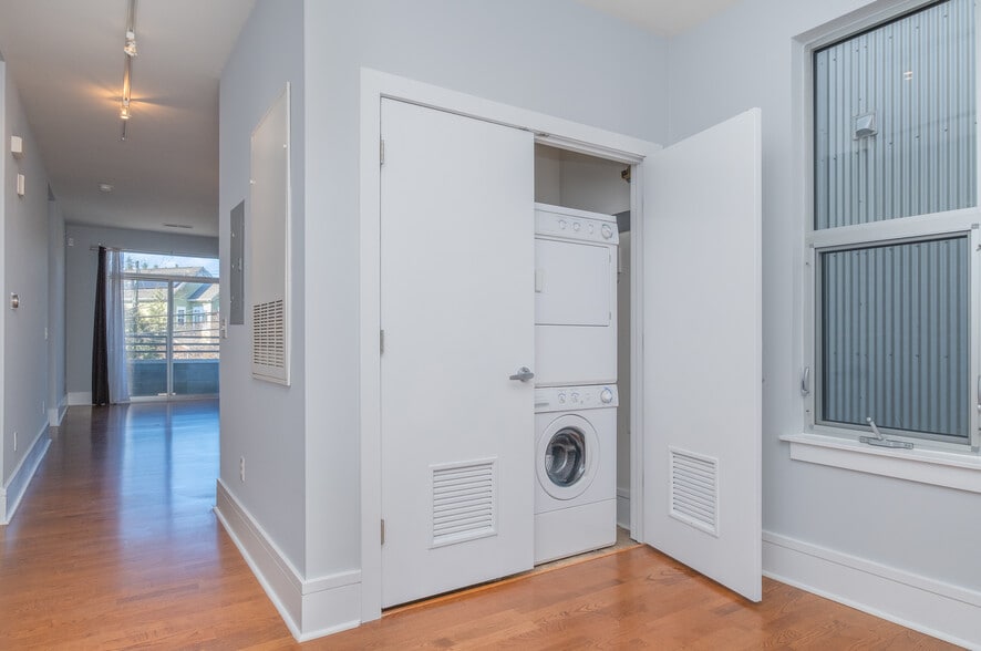 From the front door doorway looking into foyer/office and washer/dryer closet - 1600 Fulton Ave