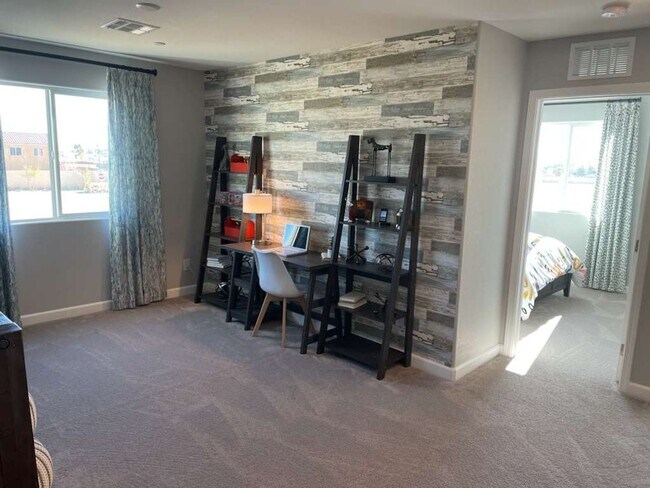 Building Photo - 3 Bedrooms Townhouse For Rent
