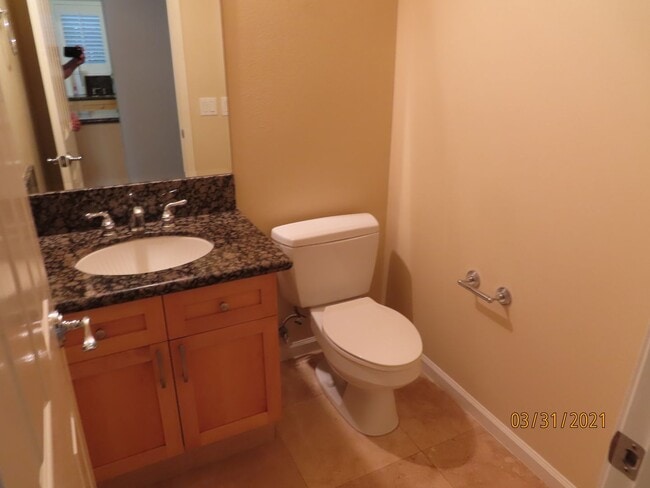 Building Photo - Two Bedroom 2.5 bath Townhome in South Par...